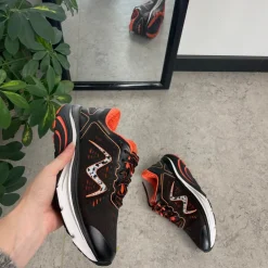 Sort sko fra MBT med fede orange detaljer