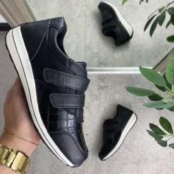 Sort sko med god velcro åbning