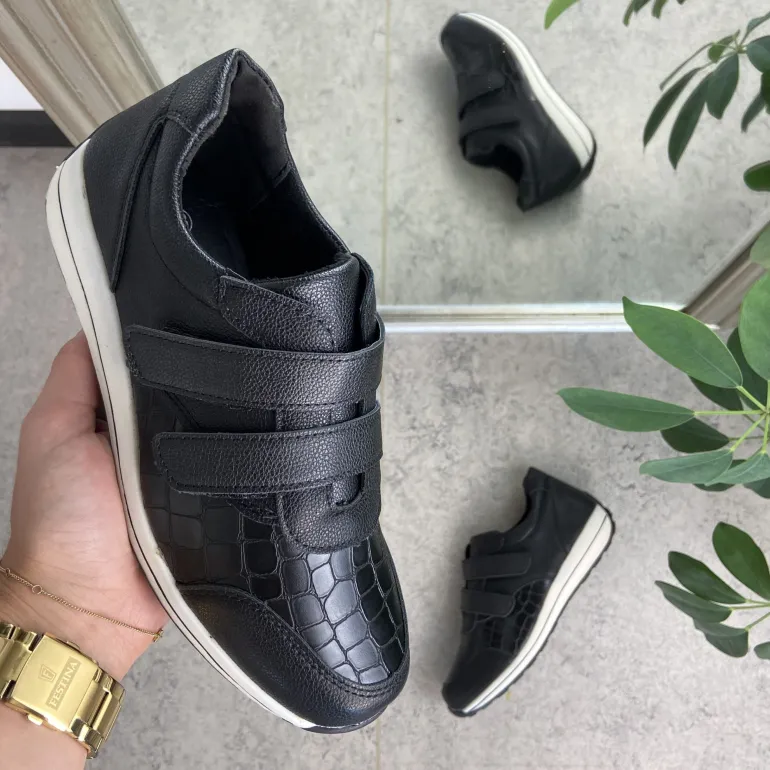 Sort sko med god velcro åbning