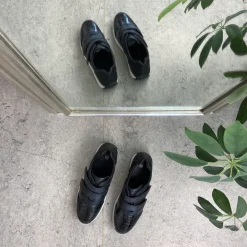 Sort sko med god velcro åbning