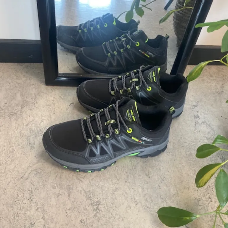 Sort sko med overdel i eftergiveligt softshell med limegrønne detaljer