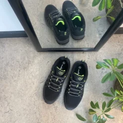 Sort sko med overdel i eftergiveligt softshell med limegrønne detaljer