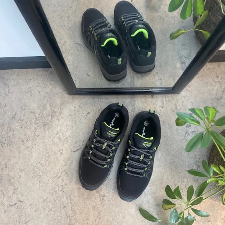 Sort sko med overdel i eftergiveligt softshell med limegrønne detaljer