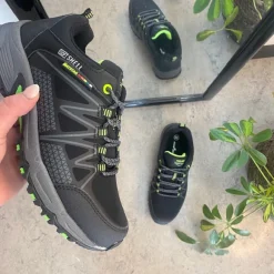 Sort sko med overdel i eftergiveligt softshell med limegrønne detaljer