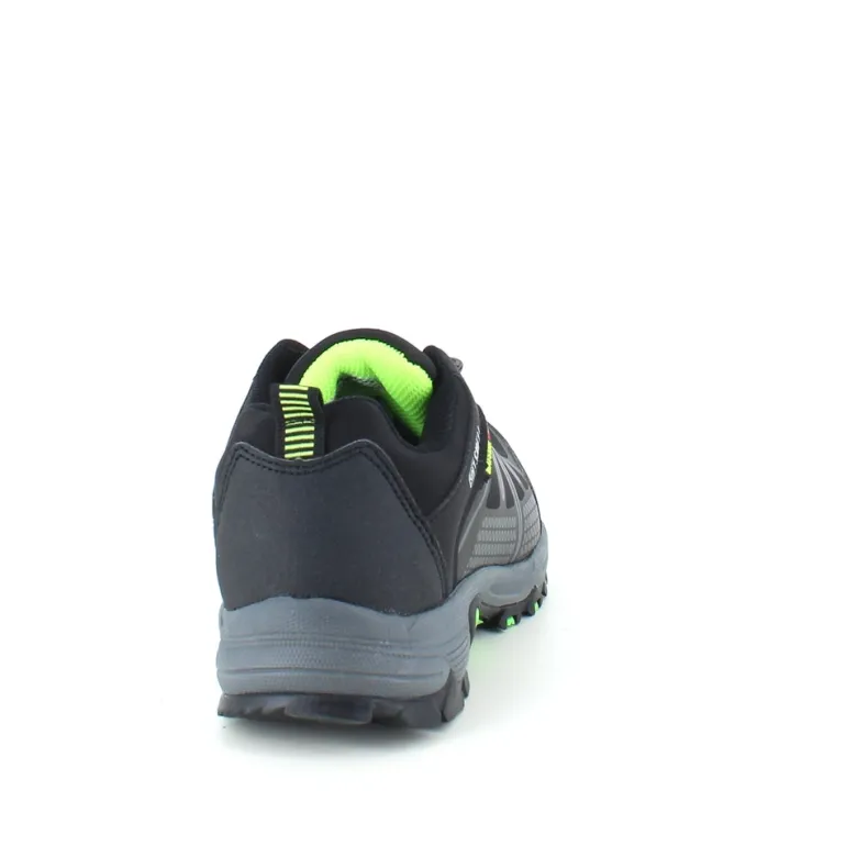 Sort sko med overdel i eftergiveligt softshell med limegrønne detaljer