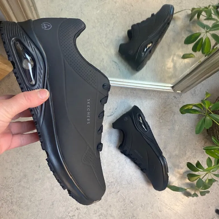Sort skridsikker arbejdssko fra Skechers med ESD