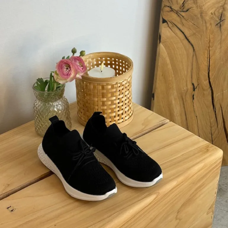 Sort slip on sko med strikket overdel og god stødabsorbering