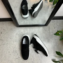 Sort slip on sko med strikket overdel og god stødabsorbering