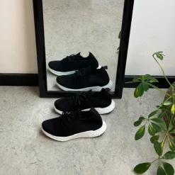 Sort slip on sko med strikket overdel og god stødabsorbering