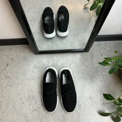 Sort slip on sko med strikket overdel og god stødabsorbering