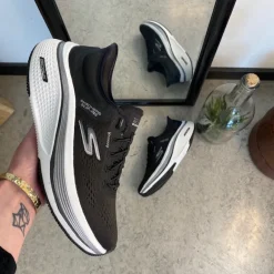 Sort slip-ins sko fra Skechers med elastiksnøre