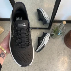 Sort slip-ins sko fra Skechers med elastiksnøre