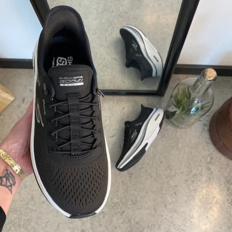 Sort slip-ins sko fra Skechers med elastiksnøre