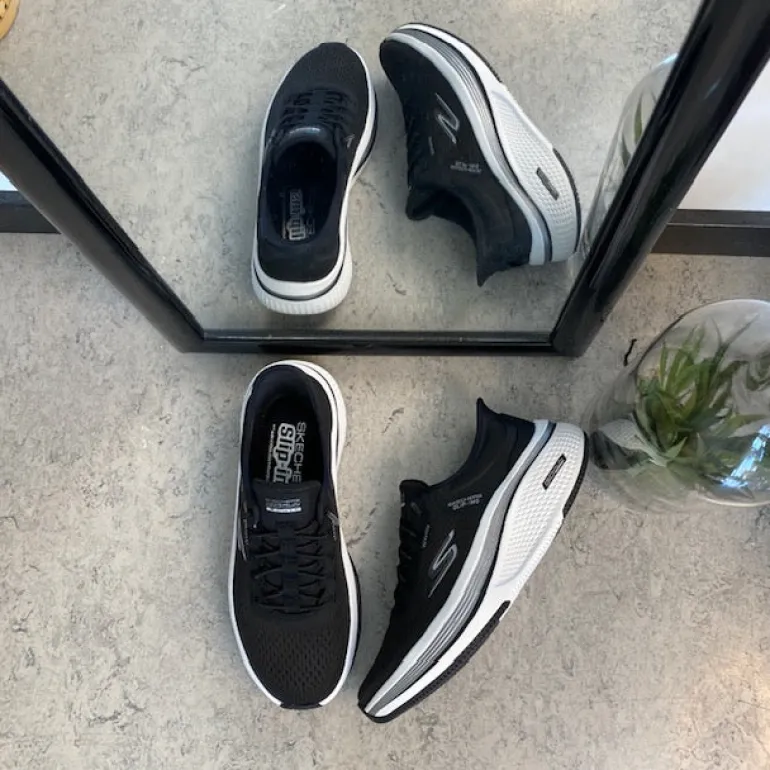 Sort slip-ins sko fra Skechers med elastiksnøre