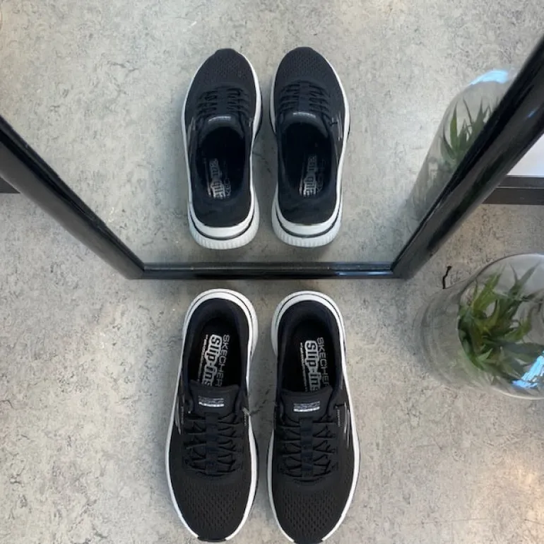 Sort slip-ins sko fra Skechers med elastiksnøre