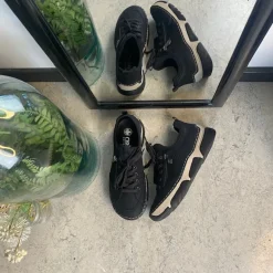 Sort sneakers fra Rieker med god stødabsorbering