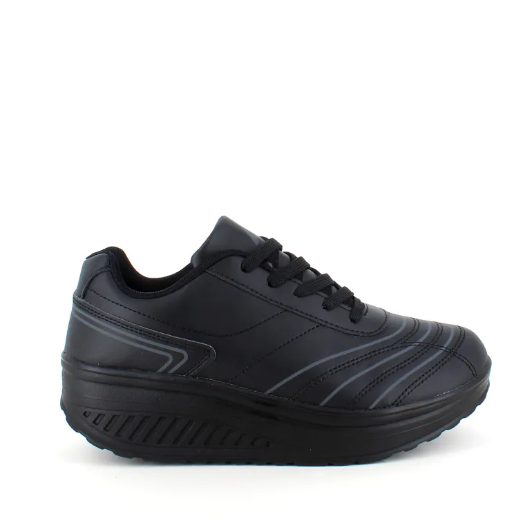 Sort sportssko med svangstøtte og gængesål.