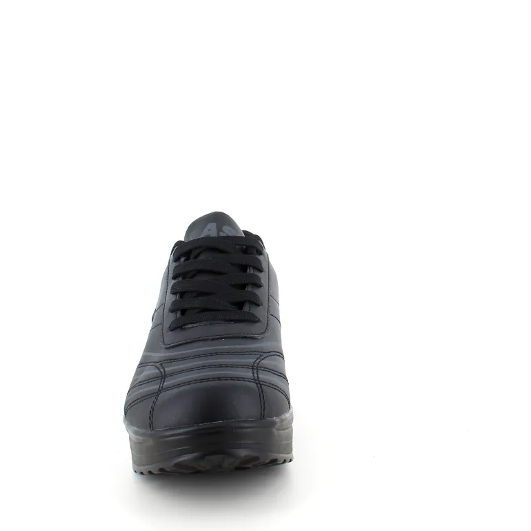 Sort sportssko med svangstøtte og gængesål.