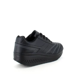 Sort sportssko med svangstøtte og gængesål.