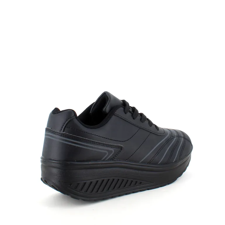 Sort sportssko med svangstøtte og gængesål.