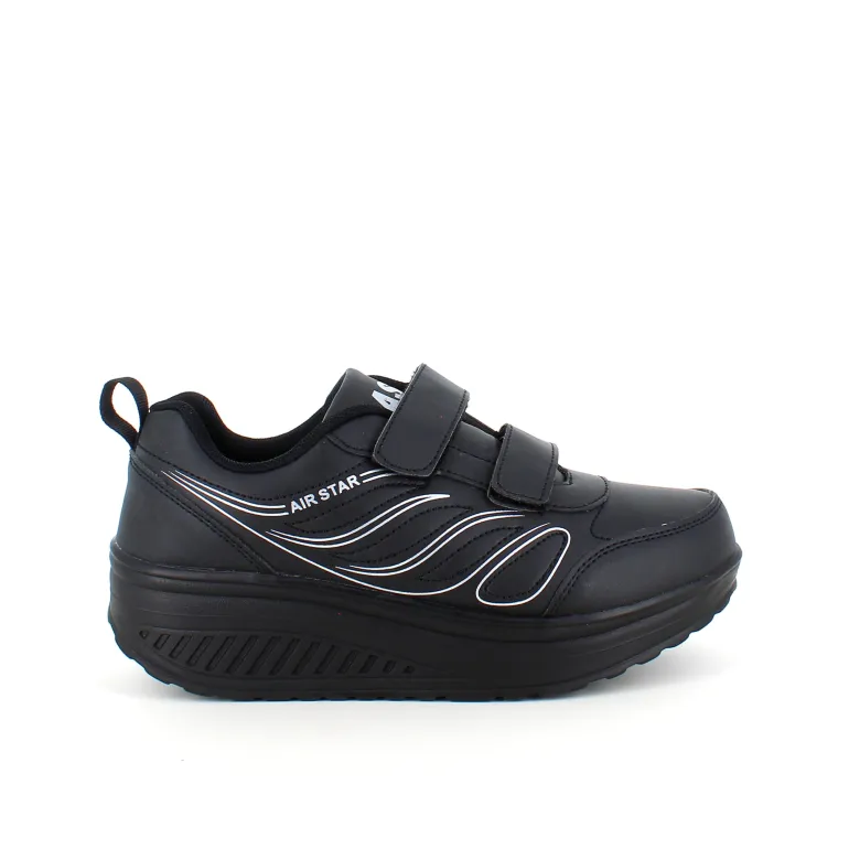 Sort sportssko med velcrolukning og gængesål.