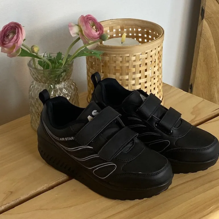 Sort sportssko med velcrolukning og gængesål.