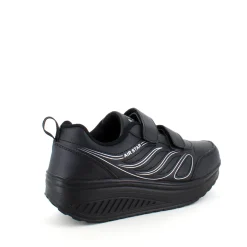 Sort sportssko med velcrolukning og gængesål.