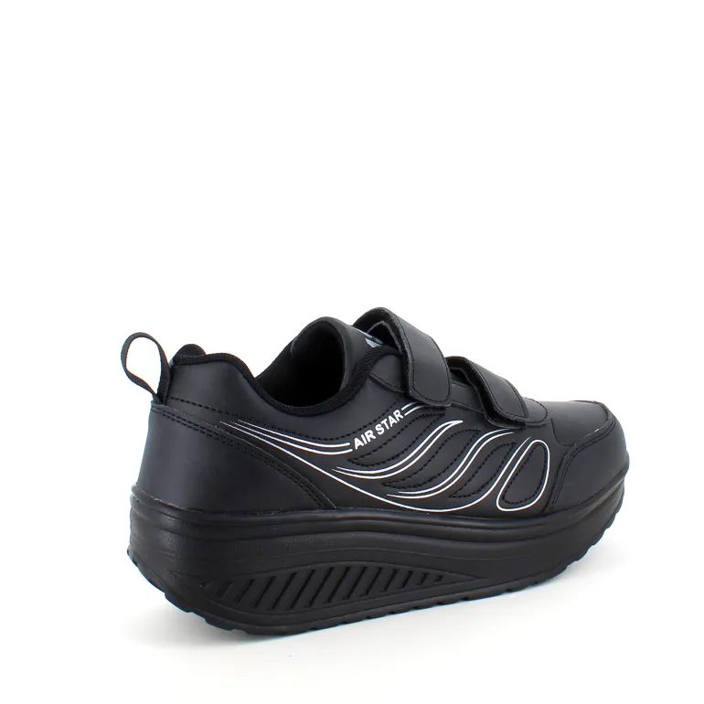 Sort sportssko med velcrolukning og gængesål.