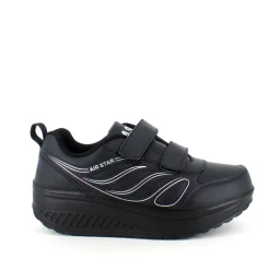 Sort sportssko med velcrolukning og gængesål.