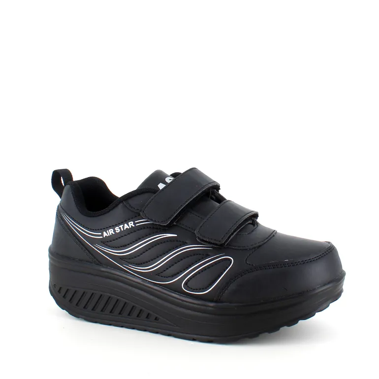 Sort sportssko med velcrolukning og gængesål.