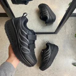 Sort sportssko med velcrolukning og gængesål.