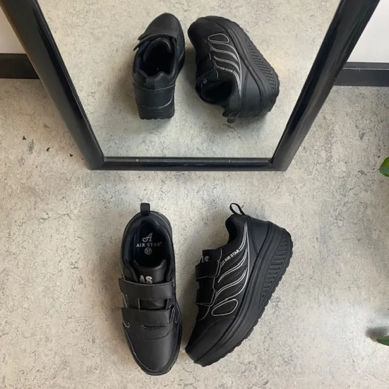 Sort sportssko med velcrolukning og gængesål.