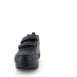 Sort sportssko med velcrolukning og gængesål.