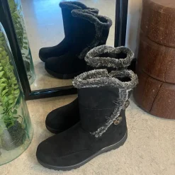 Sort støvle med fin pelsdetalje.