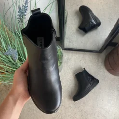 Sort støvle med lynlås