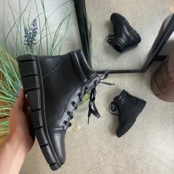 Sort støvle med stødabsorberende sål