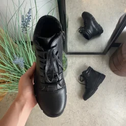 Sort støvle med stødabsorberende sål