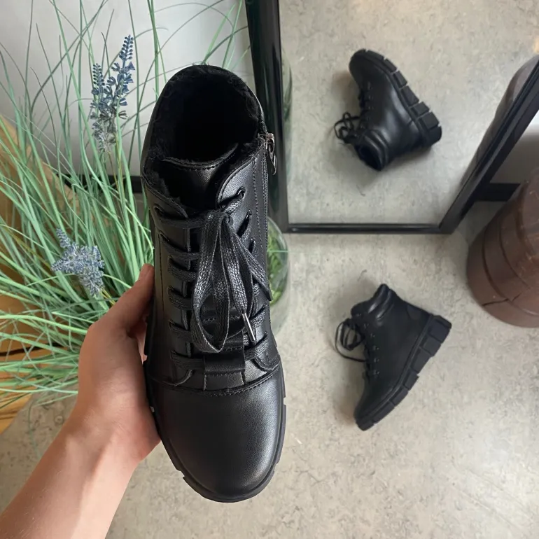 Sort støvle med stødabsorberende sål