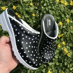 Sort træsko med polkaprikker uden kap