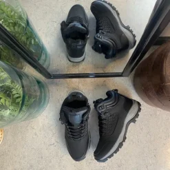 Sort vandafvisende herreankelstøvle med varmt for, robust TPR-sål og lynlås i siden