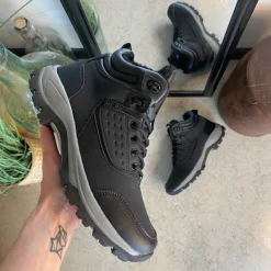 Sort vandafvisende herreankelstøvle med varmt for, robust TPR-sål og lynlås i siden