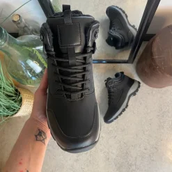 Sort vandafvisende herreankelstøvle med varmt for, robust TPR-sål og lynlås i siden