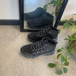 Sort vandrestøvle med overdel i eftergiveligt softshell