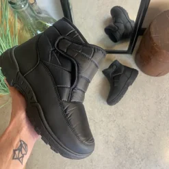 Sort vatteret støvle med velcroåbning