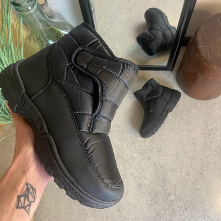 Sort vatteret støvle med velcroåbning