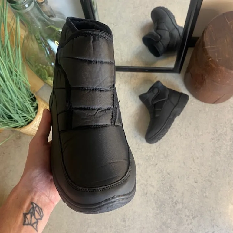 Sort vatteret støvle med velcroåbning