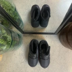 Sort vatteret støvle med velcroåbning