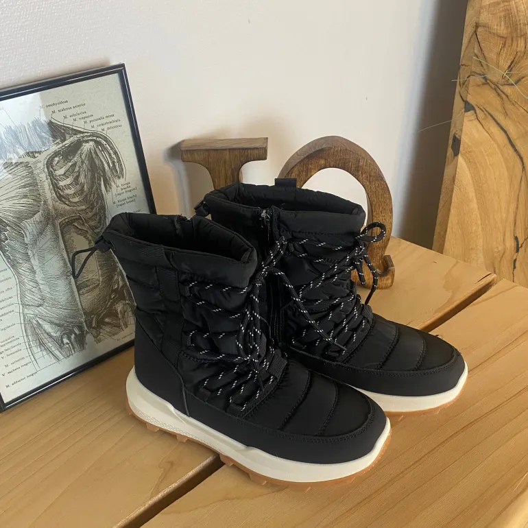 Sort vinterstøvle med lækkert blødt for