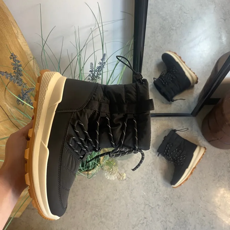 Sort vinterstøvle med lækkert blødt for