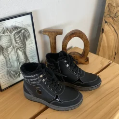 Sort vinterstøvle med snørebånd